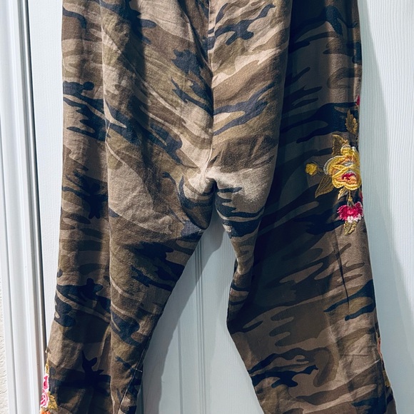 Johnny was JW Los Angeles Floral Embroidered Camo print linen crop pants - Picture 5 of 5